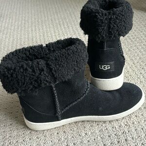UGGS size 8 Black Sherpa lined sneaker boot